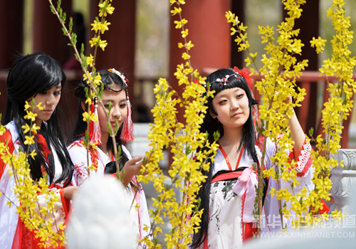 Hanfu-clad residents mark Tomb Sweeping Day in Gansu