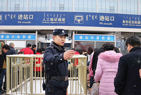 Railway police battle heavy snow