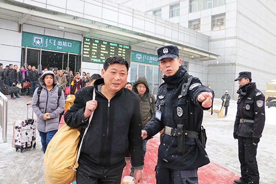 Railway police battle heavy snow