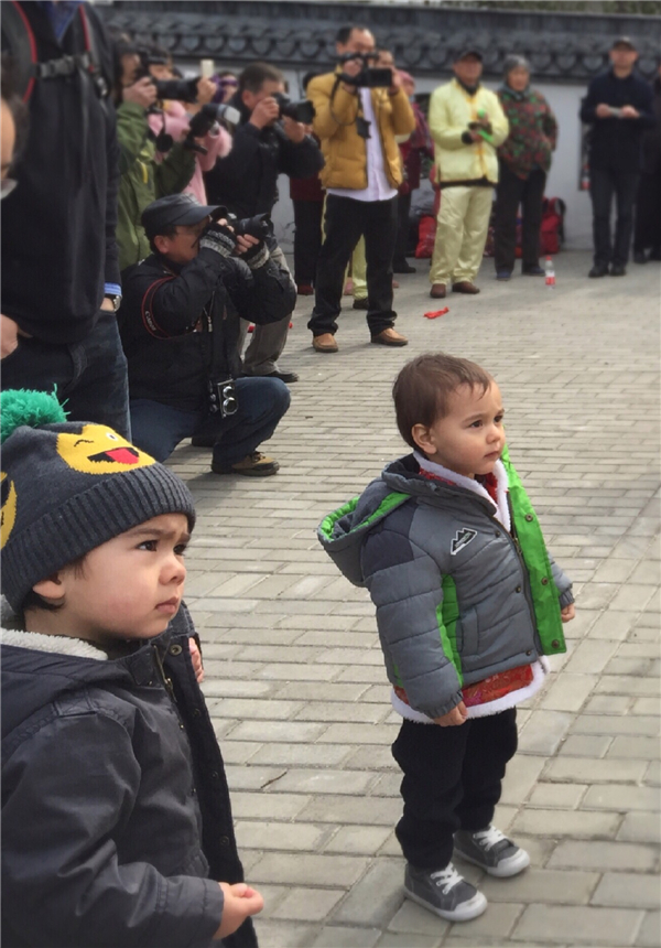 Wuxi: locals and foreigners celebrate Lantern Festival