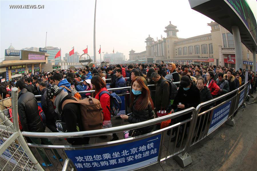 Railway stations see travel peak as Spring Festival holiday comes to end