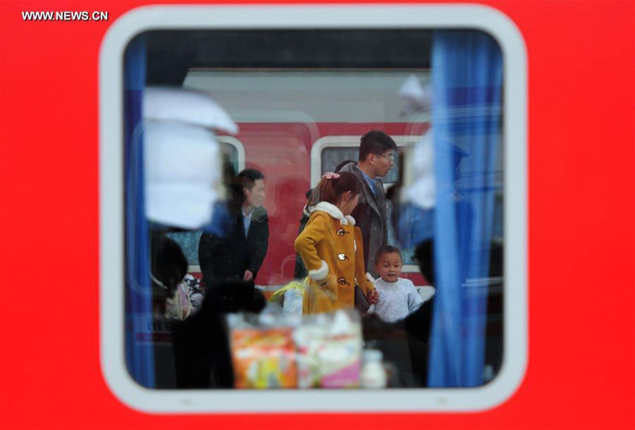 Railway stations see travel peak as Spring Festival holiday comes to end