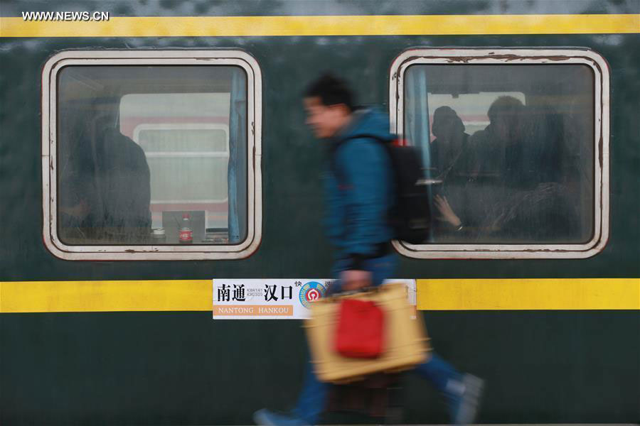 Railway stations see travel peak as Spring Festival holiday comes to end