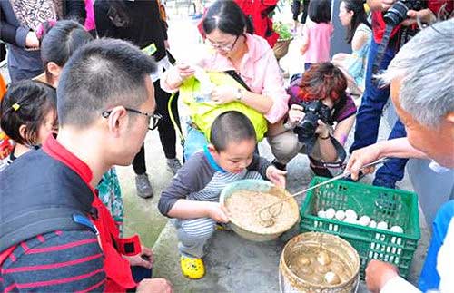 Families visit Dianshan Lake for Duanwu Festival