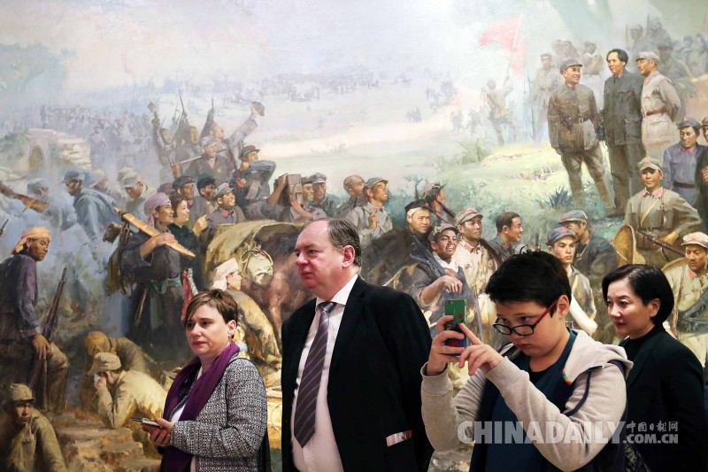 Foreign experts view exhibition on 80th anniversary of Long March