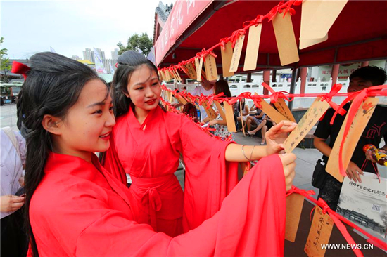 Han Chinese clothing lovers gather to greet upcoming Qixi festival