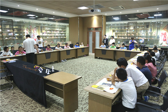 Children learn peach pit carving in Shandong