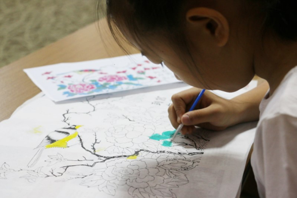 Shandong schoolchildren paint traditional handcraft pictures