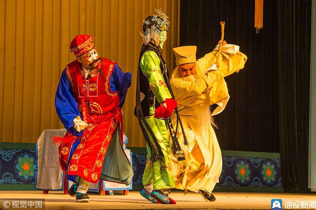 In pics: traditional opera tunes up in Qingzhou