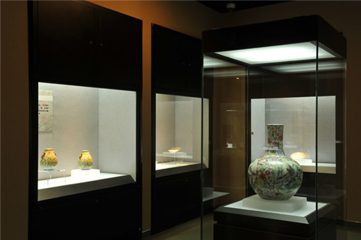 Famille-rose porcelain exhibition gets underway in Yantai