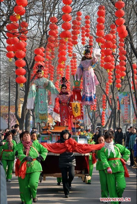 Folk artists perform at temple fair in Taiyuan