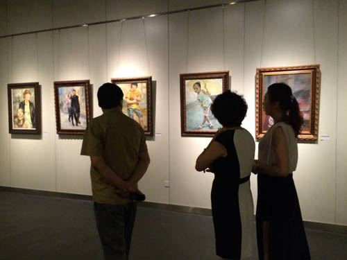 Datong artist's oil paintings on show