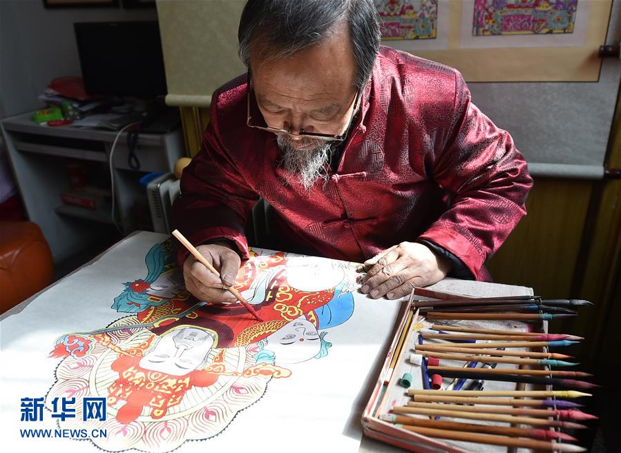 An enthusiast for Jiangzhou New Year wood engravings in Shanxi