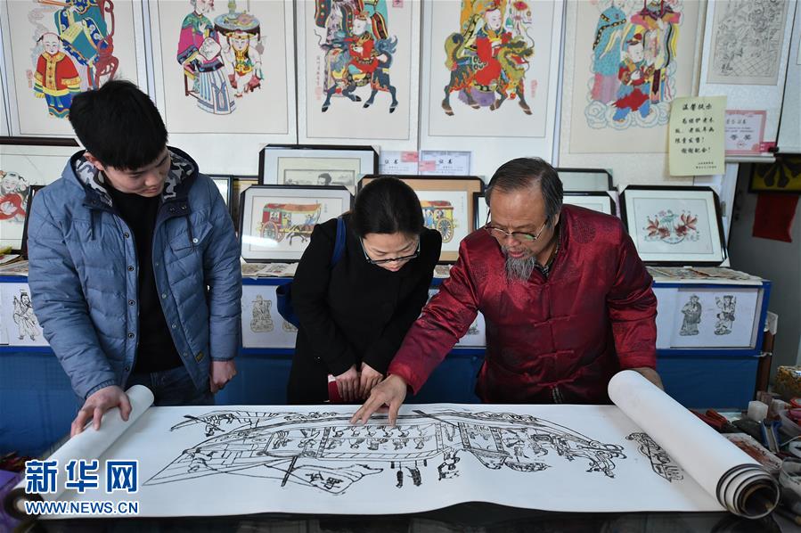 An enthusiast for Jiangzhou New Year wood engravings in Shanxi