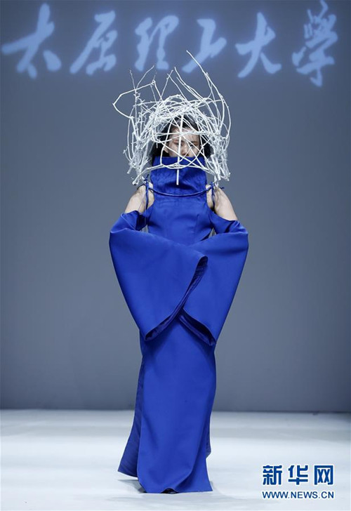 Chinese graduates show off fashion designs