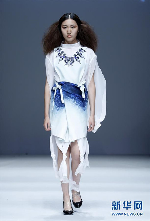 Chinese graduates show off fashion designs