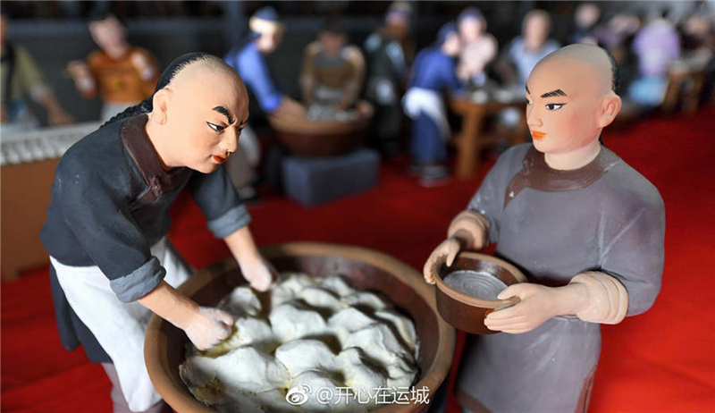 Artist in Shanxi creates vivid scene of fried dough twist making