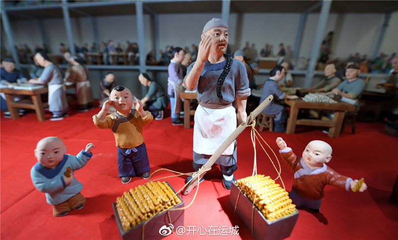 Artist in Shanxi creates vivid scene of fried dough twist making