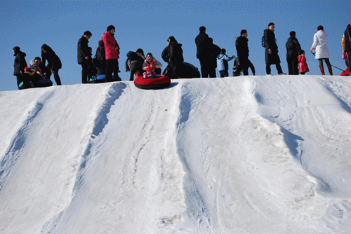 Ice and snow park opens in ancient Taiyuan county