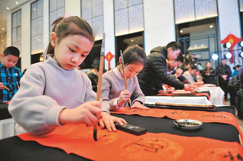 Taiyuan children write Spring Festival couplets