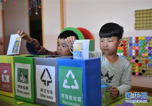 Children learn to sort trash through games