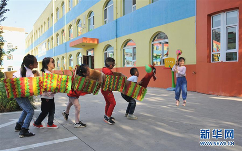 Children learn to sort trash through games