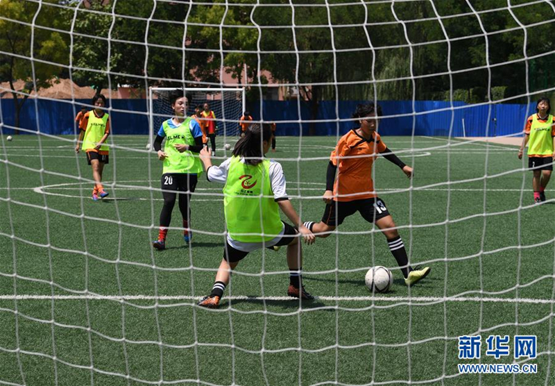 Football booms in Jinzhong school