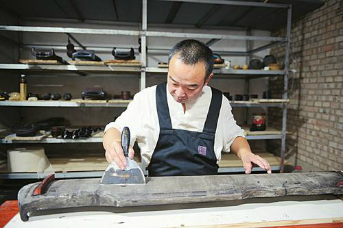 Man spends 3 yrs crafting traditional Chinese instrument