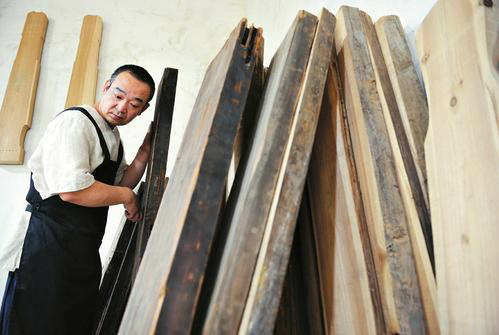 Man spends 3 yrs crafting traditional Chinese instrument