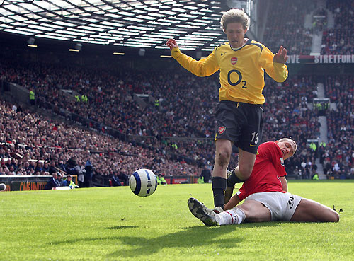 Nemanja Vidic (R) tackles Arsenal's Alexander Hleb (