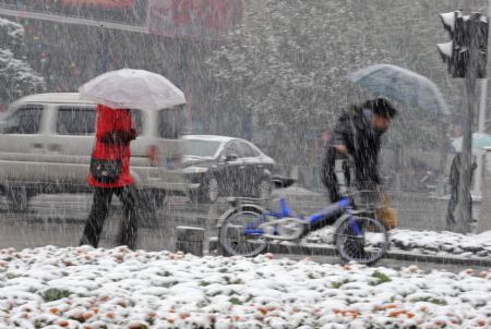 Snow hits C China, disrupting traffic