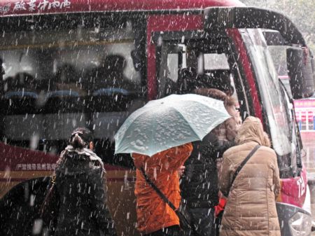 Snow hits C China, disrupting traffic