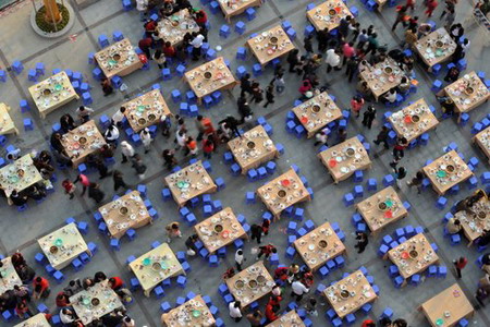 Residents attend 1,500-table banquet in Shenzhen