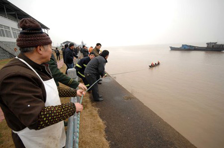 All 5 rescued after boats stranded in river