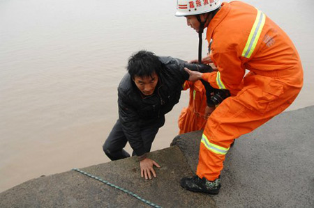 All 5 rescued after boats stranded in river