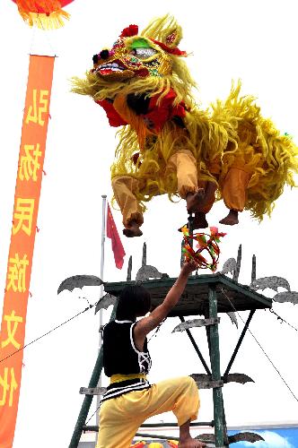 Breathtaking lion dance on knives