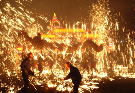 Fire dragon dance in east China