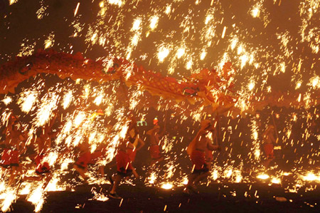 Fire dragon dance in east China