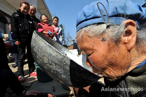 Drought hit villagers queue for water