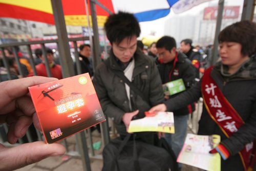 Migrant workers receive free condoms in Henan