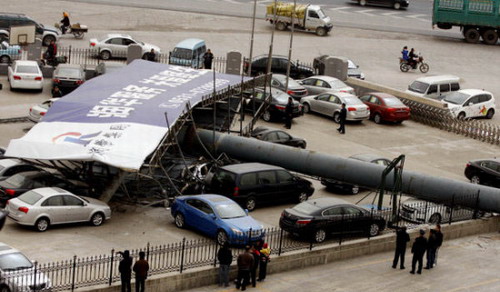 Fallen giant billboard crushes ten cars in Jinan