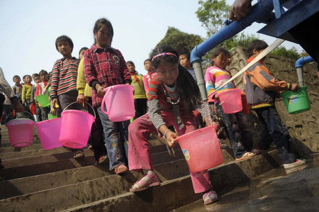 Gov't distributes water to people in SW China 