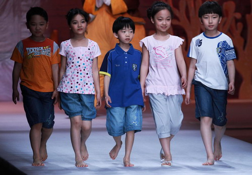 Child fashion models light up the stage