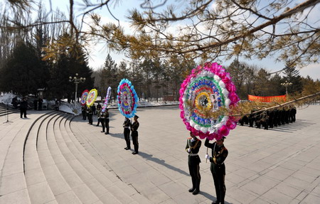 Soldiers pay tribute to martyrs in Xinjiang