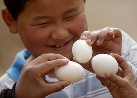 Cracking eggs for the Qingming Festival