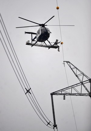 In-flight live-wire maintenance in Wuhan