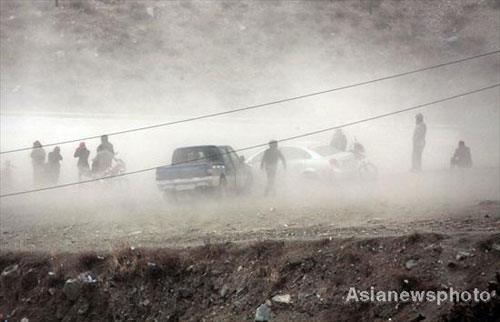 Sandstorm hits quake-stricken Yushu