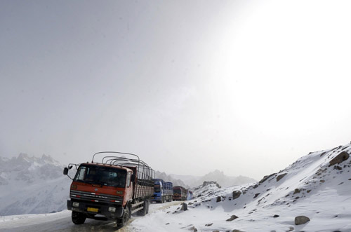 Heavy snow blocks road to quake-hit Yushu