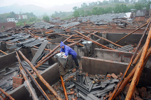 Strong gales, heavy rain hit Chongqing