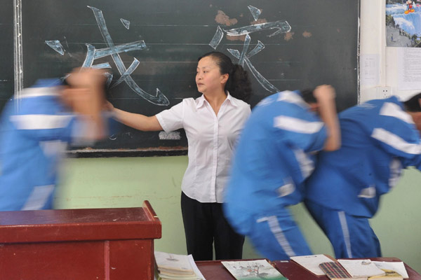 Students in SW China undertake quake drill